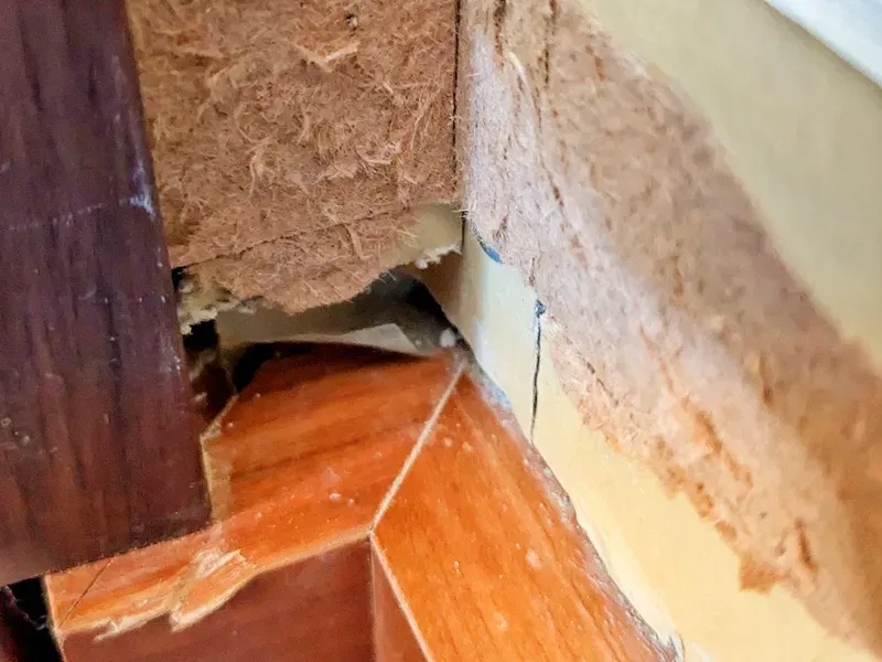 気密シートがチラ見え