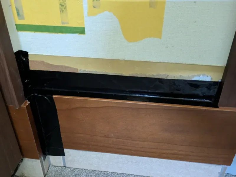 巾木の隙間を気密テープで処理