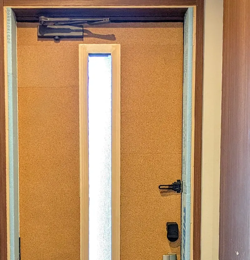 コルクシートを貼り付けた