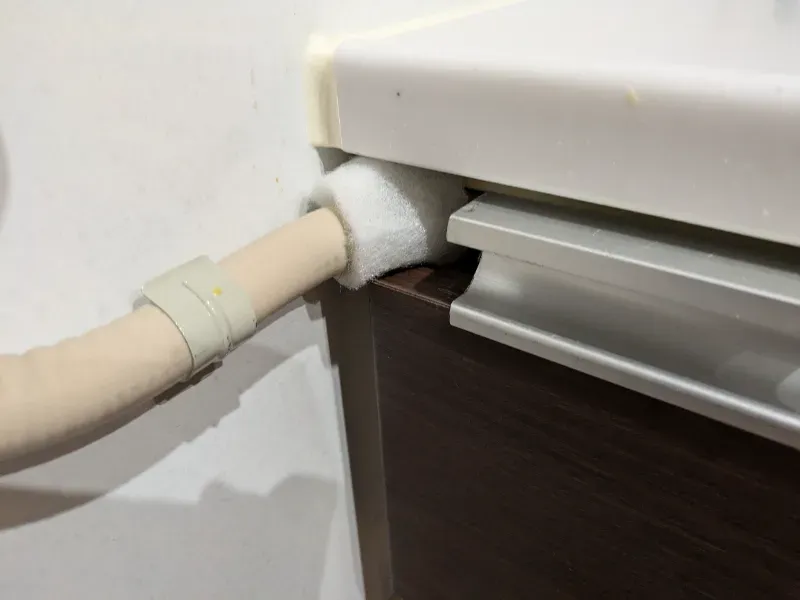 コンロ脇から配管